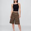 11″ lange Denim-Shorts mit Leopardenmuster und mittlerer Leibhöhe 11″ lange Denim-Shorts mit Leopardenmuster und mittlerer Leibhöhe
