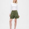 6″ mittelhohe Shorts aus Twill mit Bundfalten 6″ mittelhohe Shorts aus Twill mit Bundfalten