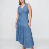 Asymmetrisches Midikleid aus Denim Asymmetrisches Midikleid aus Denim