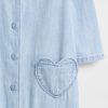 Baby-Jeans-Einteiler mit Herztasche Baby-Jeans-Einteiler mit Herztasche