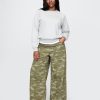 Baggy-Jeans mit mittelhohem Bund und Camouflage-Muster Baggy-Jeans mit mittelhohem Bund und Camouflage-Muster