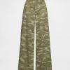 Baggy-Jeans mit mittelhohem Bund und Camouflage-Muster Baggy-Jeans mit mittelhohem Bund und Camouflage-Muster