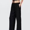 Bequeme Hose mit mittelhohem Bund und weitem Bein