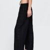 Bequeme Hose mit mittelhohem Bund und weitem Bein