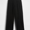 Bequeme Hose mit mittelhohem Bund und weitem Bein