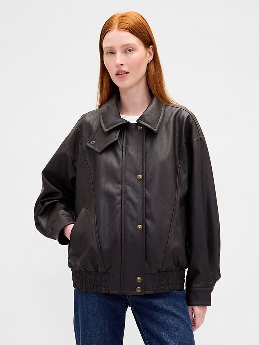 Übergroße Jacke aus veganem Leder Übergroße Jacke aus veganem Leder