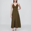 Besticktes Neckholder-Maxikleid aus Leinenmischung Besticktes Neckholder-Maxikleid aus Leinenmischung