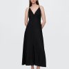 Besticktes Neckholder-Maxikleid aus Leinenmischung Besticktes Neckholder-Maxikleid aus Leinenmischung
