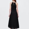 Besticktes Neckholder-Maxikleid aus Leinenmischung Besticktes Neckholder-Maxikleid aus Leinenmischung