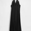 Besticktes Neckholder-Maxikleid aus Leinenmischung Besticktes Neckholder-Maxikleid aus Leinenmischung