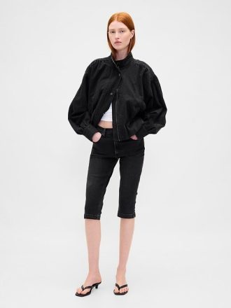 Caprijeans mit hohem Bund und verkürzter Länge
