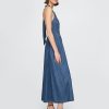 Denim-Maxikleid mit Neckholder und Bindeband hinten Denim-Maxikleid mit Neckholder und Bindeband hinten