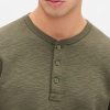 Doppelt gestricktes Henley-T-Shirt Doppelt gestricktes Henley-T-Shirt