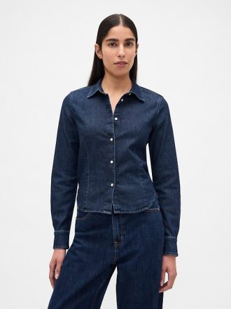 Figurbetontes, kurzes Jeanshemd