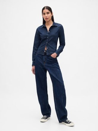 Figurbetontes, kurzes Jeanshemd