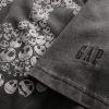 Gap × Disney Tim Burtons Totenkopf-T-Shirt „The Nightmare Before Christmas“ Gap × Disney Tim Burtons Totenkopf-T-Shirt „The Nightmare Before Christmas“