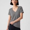 GapFit Breathe T-Shirt mit V-Ausschnitt GapFit Breathe T-Shirt mit V-Ausschnitt