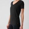 GapFit Breathe T-Shirt mit V-Ausschnitt GapFit Breathe T-Shirt mit V-Ausschnitt