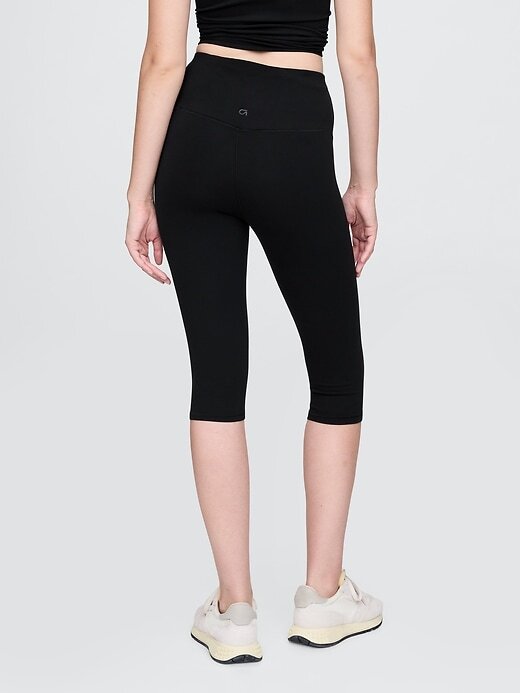 GapFit – Glatte, kurze Leggings mit hohem Bund GapFit – Glatte, kurze Leggings mit hohem Bund