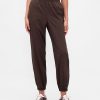 GapFit Tech Jogginghose mit hohem Bund und Reißverschluss am Saum GapFit Tech Jogginghose mit hohem Bund und Reißverschluss am Saum