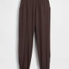 GapFit Tech Jogginghose mit hohem Bund und Reißverschluss am Saum GapFit Tech Jogginghose mit hohem Bund und Reißverschluss am Saum