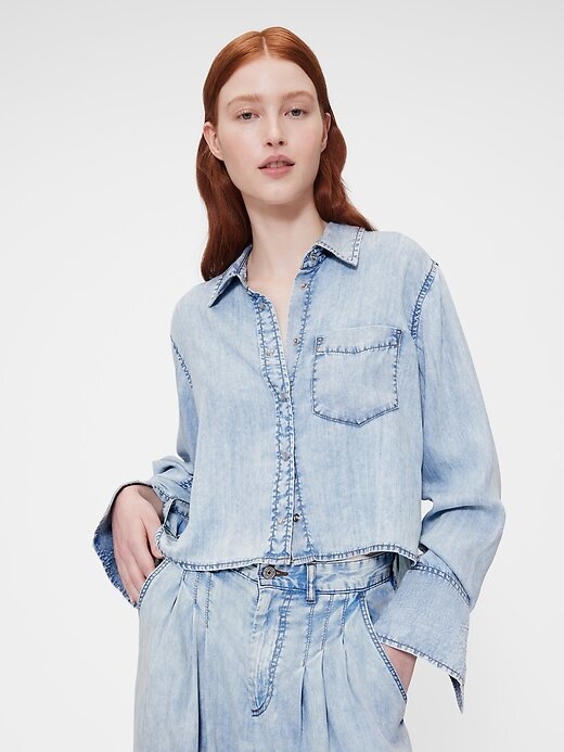 GapStudio – Kurzes Jeanshemd mit Drapierung GapStudio – Kurzes Jeanshemd mit Drapierung