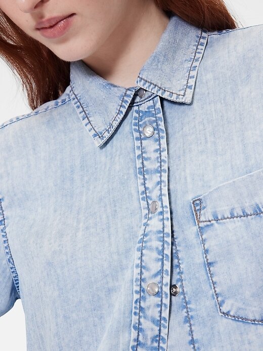 GapStudio – Kurzes Jeanshemd mit Drapierung GapStudio – Kurzes Jeanshemd mit Drapierung
