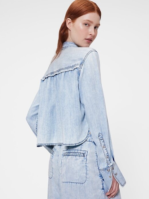 GapStudio – Kurzes Jeanshemd mit Drapierung GapStudio – Kurzes Jeanshemd mit Drapierung