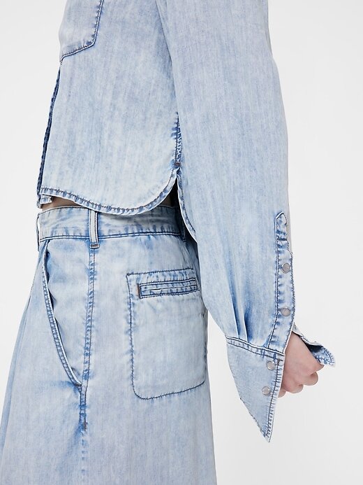 GapStudio – Kurzes Jeanshemd mit Drapierung GapStudio – Kurzes Jeanshemd mit Drapierung