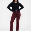 Gerade geschnittene Jeans im Stil der 90er mit hohem Bund Gerade geschnittene Jeans im Stil der 90er mit hohem Bund