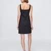 Gerafftes Kleid mit Knopfleiste vorne