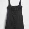 Gerafftes Kleid mit Knopfleiste vorne