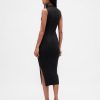 Geripptes Midi-Strickkleid Geripptes Midi-Strickkleid
