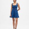 Gestuftes Minikleid mit Spitzenbesatz