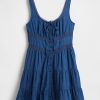 Gestuftes Minikleid mit Spitzenbesatz