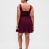 Gestuftes Minikleid mit Spitzenbesatz Gestuftes Minikleid mit Spitzenbesatz