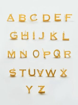 Goldene Initialen-Ohrringe