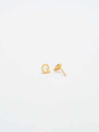 Goldene Initialen-Ohrringe