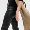Hoch geschnittene, gerade Hose aus veganem Leder Hoch geschnittene, gerade Hose aus veganem Leder