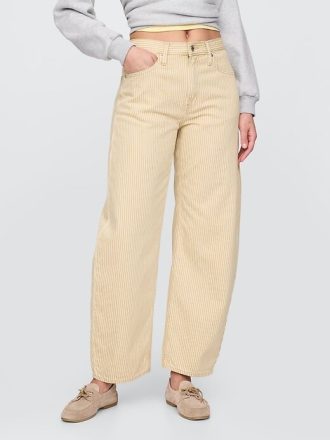 Hoch geschnittene, gestreifte Jeans in Khaki