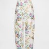 Hoch geschnittene Jeans mit Blumenmuster