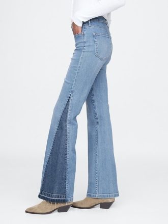 Hoch geschnittene Schlagjeans im 70er-Jahre-Stil mit Flicken