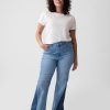 Hoch geschnittene Schlagjeans im 70er-Jahre-Stil mit Flicken