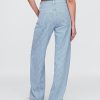 Hoch geschnittene, ultraweiche Jeans aus gestreiftem Denim Hoch geschnittene, ultraweiche Jeans aus gestreiftem Denim