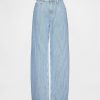 Hoch geschnittene, ultraweiche Jeans aus gestreiftem Denim Hoch geschnittene, ultraweiche Jeans aus gestreiftem Denim