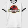 Jurassic Park – Klassisches Ringer-T-Shirt mit Logo-Grafik Jurassic Park – Klassisches Ringer-T-Shirt mit Logo-Grafik