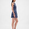 Kariertes Denim-Minikleid mit V-Ausschnitt Kariertes Denim-Minikleid mit V-Ausschnitt