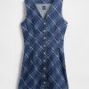 Kariertes Denim-Minikleid mit V-Ausschnitt Kariertes Denim-Minikleid mit V-Ausschnitt
