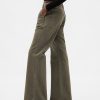 Khakihose mit niedriger Leibhöhe und Schlag Khakihose mit niedriger Leibhöhe und Schlag