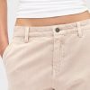 Khakihose mit niedriger Leibhöhe und Schlag Khakihose mit niedriger Leibhöhe und Schlag